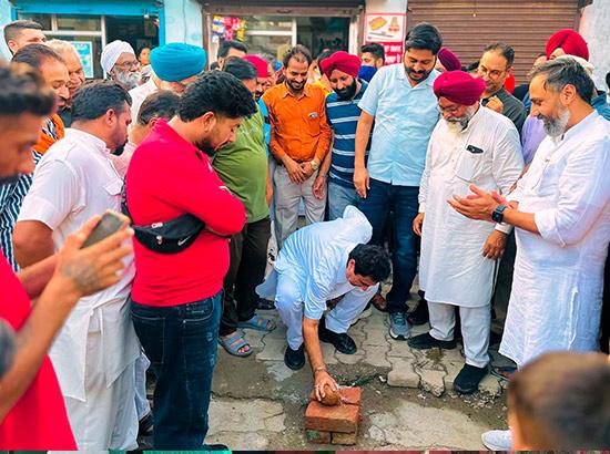 ਸ਼ੈਰੀ ਕਲਸੀ ਨੇ ਦਹਾਕਿਆਂ ਤੋਂ ਗਲੀਆਂ ਤੋਂ ਸੱਖਣੇ ਲੋਕਾਂ ਦੀ ਲਈ ਸਾਰ- ਨਵੀਆਂ ਗਲੀਆਂ ਦਾ ਕੰਮ ਸ਼ੁਰੂ ਕਰਵਾਇਆ