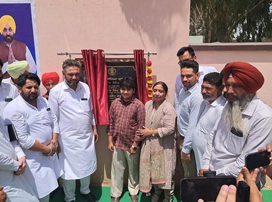 ਹਲਕਾ ਮਲੋਟ ਦੇ ਸਕੂਲਾਂ ਅੰਦਰ ਪੰਜਾਬ ਸਿੱਖਿਆ ਕ੍ਰਾਂਤੀ ਤਹਿਤ 31 ਲੱਖ ਰੁਪਏ ਦੇ ਪ੍ਰੋਜੈਕਟਾਂ ਦੇ ਕੀਤੇ ਡਾ ਬਲਜੀਤ ਕੌਰ ਨੇ ਉਦਘਾਟਨ