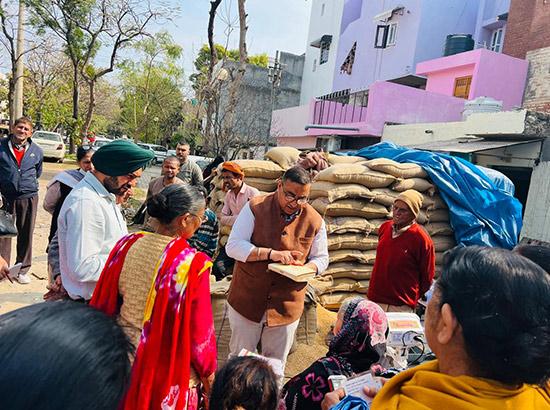 ਪੰਜਾਬ ਖੁਰਾਕ ਕਮਿਸ਼ਨ ਦੇ ਮੈਂਬਰ  ਵਿਜੇ ਦੱਤ ਨੇ ਸਰਕਾਰੀ ਰਾਸ਼ਨ ਡਿੱਪੂਆਂ ਦੀ ਅਚਾਨਕ ਕੀਤੀ ਚੈਕਿੰਗ