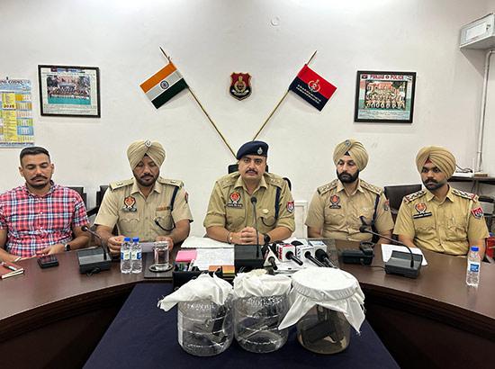 ਅੱਧੀ ਰਾਤ ਨੂੰ ਰਿਹਾਇਸੀ ਮਕਾਨ ਦੇ ਬਾਹਰ ਫਾਇਰਿੰਗ ਕਰਨ ਵਾਲੇ ਗਿਰੋਹ ਦਾ 24 ਘੰਟਿਆਂ ਅੰਦਰ ਪਰਦਾਫਾਸ਼