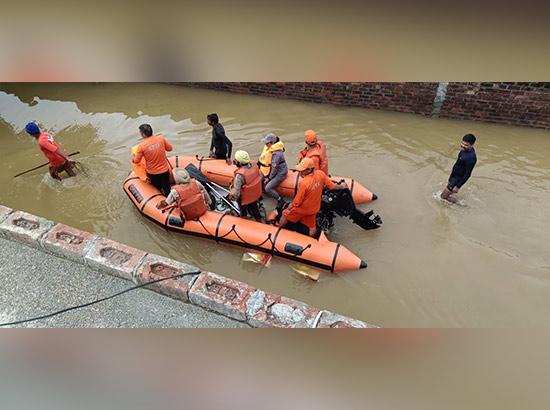 ਪੰਜਾਬ ਪੁਲਿਸ, NDRF, SDRF & ARMY ਦੀਆਂ ਟੀਮਾਂ ਹੜ੍ਹ ਪ੍ਰਭਾਵਿਤ ਇਲਾਕਿਆਂ ਵਿੱਚ ਮਿਲ ਕੇ ਕੰਮ ਕਰ ਰਹੀਆਂ; 7600 ਤੋਂ ਵੱਧ ਲੋਕਾਂ ਨੂੰ ਸੁਰੱਖਿਅਤ ਬਾਹਰ ਕੱਢਿਆ