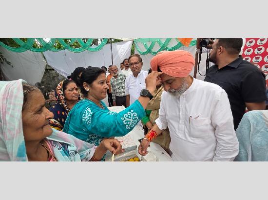 ਡੇਰਾਬੱਸੀ ਹਲਕੇ ਦੀਆਂ ਸੈਂਕੜੇ ਭੈਣਾਂ ਨੇ ਗੁਰਦਰਸ਼ਨ ਸਿੰਘ ਸੈਣੀ ਦੇ ਗੁੱਟ 'ਤੇ ਬੰਨੀਆਂ ਰੱਖੜੀਆਂ