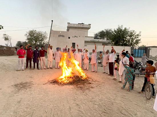 ਕਿਸਾਨਾਂ ਨੇ ਸ਼ੰਭੂ ਅਤੇ ਖਨੌਰੀ ਮੋਰਚਿਆਂ ਖਿਲਾਫ ਕੀਤੀ ਕਾਰਵਾਈ ਨੂੰ ਲੈ ਕੇ ਪੁਤਲਾ ਫੂਕਿਆ 