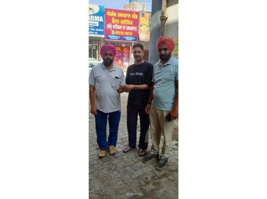 ਰਸਤੇ 'ਚ ਮਿਲਿਆ ਡਿੱਗਿਆ ਮੋਬਾਇਲ, ਮਾਲਿਕ ਨੂੰ ਵਾਪਸ ਕੀਤਾ