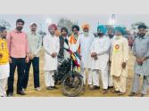 'ਮਜੀਠੀਏ ਦਾ ਚਿੱਟਾ ਕੁੜਤਾ ਪੰਜਾਮਾ' ਕਵਿਤਾ ਨਾਲ ਮਸ਼ਹੂਰ ਹੋਏ ਵਰਿੰਦਰ ਔਲਖ ਮੋਟਰਸਾਈਕਲ ਨਾਲ ਸਨਮਾਨਿਤ
