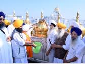 ਸੱਚਖੰਡ ਸ੍ਰੀ ਹਰਿਮੰਦਰ ਸਾਹਿਬ ਵਿਖੇ ਸੋਨੇ ਦੀ ਧੁਆਈ ਸੇਵਾ ਸ਼ੁਰੂ
