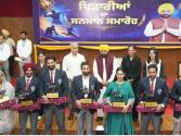ਪੰਜਾਬ ਦੇ ਖਿਡਾਰੀਆਂ ਨੇ ਦੁਨੀਆ ਭਰ ਵਿੱਚ ਤਿਰੰਗੇ ਦਾ ਮਾਣ ਵਧਾਇਆ, CM ਮਾਨ ਵੱਲੋਂ ਐਵਾਰਡ ਤੇ ਇਨਾਮੀ ਰਾਸ਼ੀ ਨਾਲ ਖਿਡਾਰੀਆਂ ਦਾ ਸਨਮਾਨ