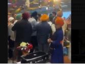 ਜਰਮਨੀ ਦੇ ਗੁਰਦੁਆਰੇ 'ਚ ਚੱਲੀਆਂ ਤਲਵਾਰਾਂ ਤੇ ਉੱਤਰੀਆਂ ਪੱਗਾਂ, ਵਾਇਰਲ ਵੀਡੀਓਜ਼ ਨੇ ਭੜਕਾਇਆ ਲੋਕਾਂ ਦਾ ਗੁੱਸਾ